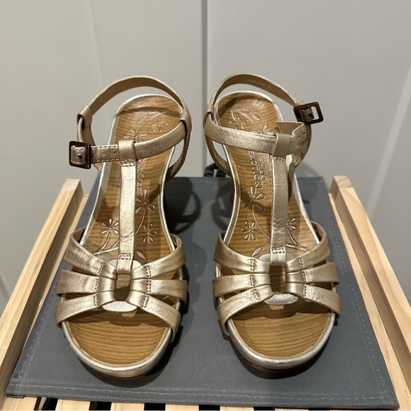 Kenneth Cole wedges size 7 - Picture 2 of 6